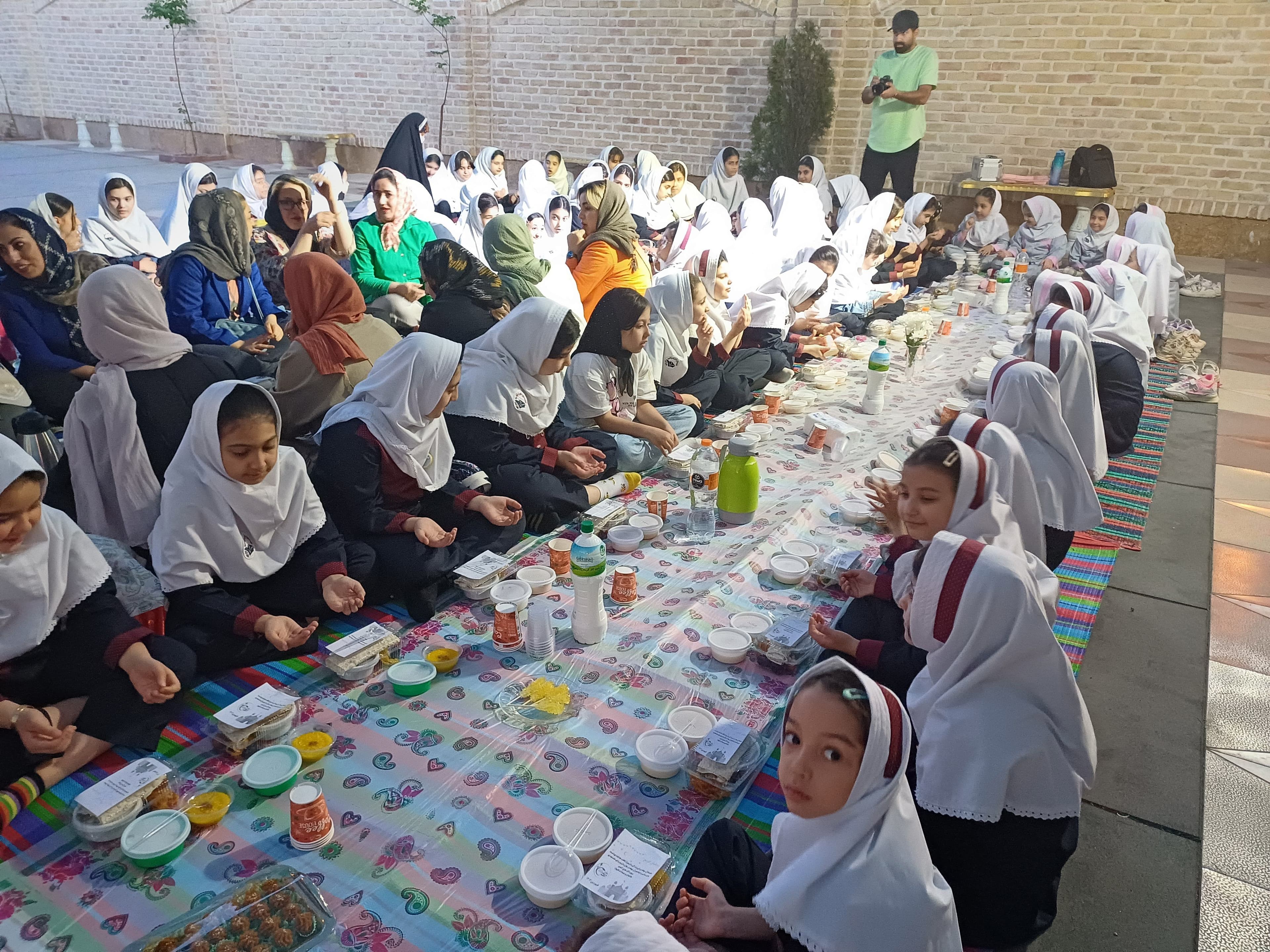 برگزاری مراسم افطاری در مدرسه 