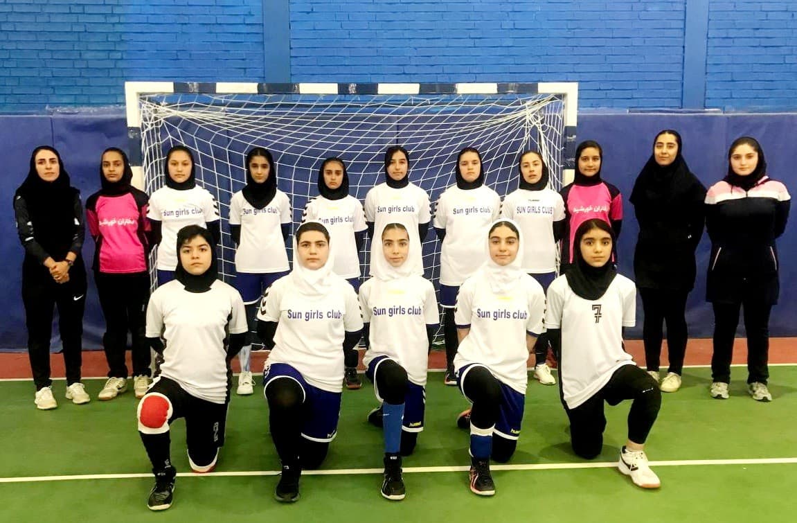 حضور کیانا البرزی دانش آموز دبستان فرزانه در مسابقات استعداد های برتر